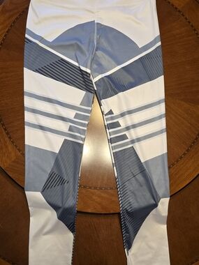 Women’s Gray & White Geometric Leggings